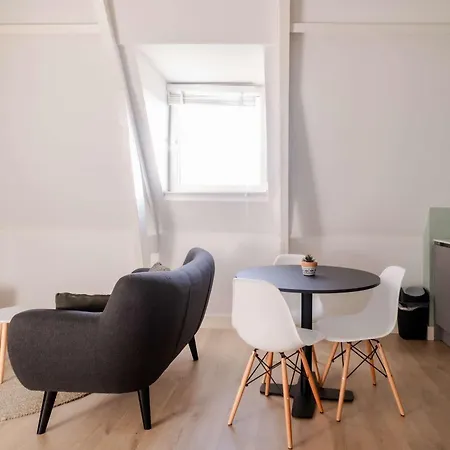 Appartement One Bedroom With Sloped Ceiling *
