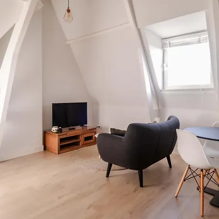 One Bedroom With Sloped Ceiling Apartmán *