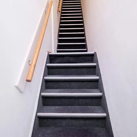 Apartamento One Bedroom With Sloped Ceiling